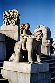 Oslo, Norvegia.Parco Vigeland. Boy and girl riding on woman's back, 1916. Uno dei gruppi scultorei realizzati sulla scalinata su cui sorge il famoso monolito.